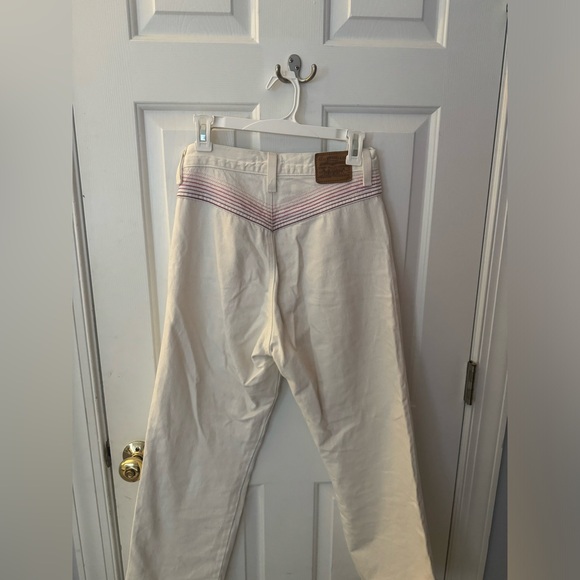 White Levi’s Women’s Ribcage Straight Ankle Jeans with Stitching in the Back - Picture 3 of 6